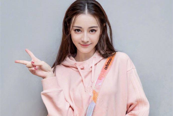 迪麗熱巴戀情最新動態(tài)，變化、學(xué)習(xí)與自信的力量閃耀愛情之路