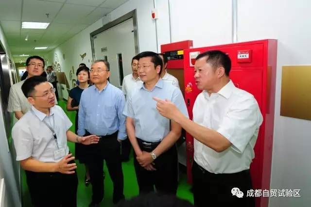 成都市委常委吳凱探索小巷獨(dú)特風(fēng)味，城市細(xì)微之處的魅力探索